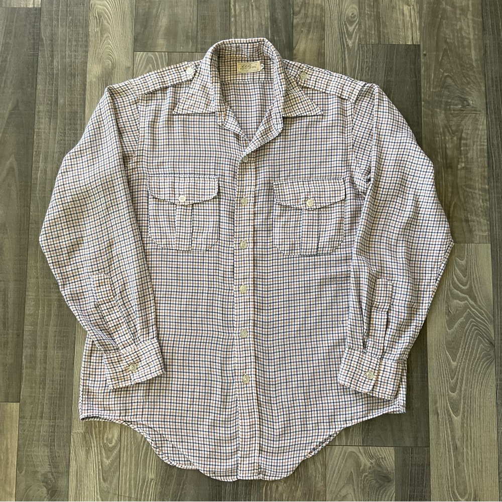 VTG LL Bean Cursive Script Tag Button Up Work Shirt
USA
Men’s 16
White Gold Blue